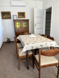 a dining room with a table and chairs at Katalin vendégház felső szint in Visegrád +7 photos
