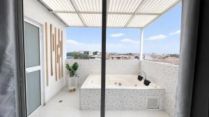 a bath tub in a bathroom with a large window at Apartamentos cerca al centro de Cali in Cali