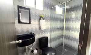 a bathroom with a toilet and a sink and a shower at Apartamentos cerca al centro de Cali in Cali +29 photos