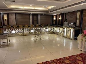 a lobby with a reception desk in a hotel at Hotel paras in Dera Bassi