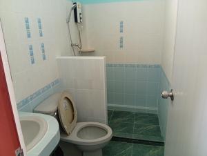 a bathroom with a toilet and a sink at MG Guesthouse in Sukhothai