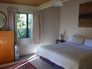En eller flere senge i et værelse på Wharepuke Subtropical Accommodation