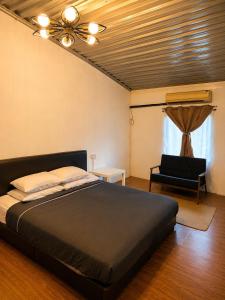 a bedroom with a bed and a ceiling fan at SABAYA HOMESTAY in Balik Pulau