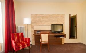 Televízia a/alebo spoločenská miestnosť v ubytovaní SCHÖNIS-Landhotel