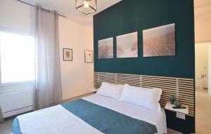 a bedroom with a bed and a black wall at Le Vele - Contro Fiocco in Rosolina