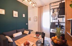 a living room with a table and a couch at Le Vele - Contro Fiocco in Rosolina