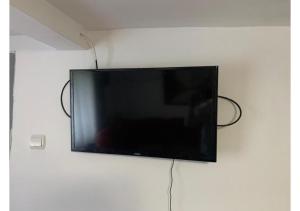 ein Flachbildfernseher, der an einer Wand hängt in der Unterkunft Casa Putna in Vidra