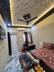 a bedroom with a bed and a ceiling with a ceiling fan at Serenity House in Matheran