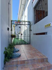 ein Eingang zu einem Gebäude mit einem eisernen Tor in der Unterkunft Mini Studio Apartment in San Juan