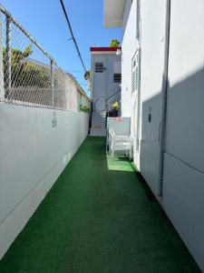 ein Balkon mit grünem Bodenbelag an einem Gebäude in der Unterkunft Mini Studio Apartment in San Juan + 1 Foto