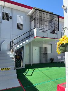 ein Haus mit einem grünen Rasen davor in der Unterkunft Mini Studio Apartment in San Juan