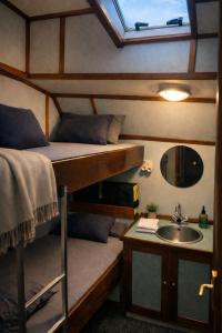 a bathroom with a bunk bed and a sink at Zeilschip de Alliantie Kampen in Kampen