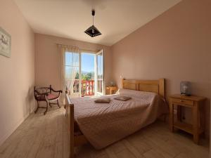 a bedroom with a bed and a large window at Juanttipienea in Souraïde