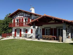 a large house with a red and white at Juanttipienea in Souraïde