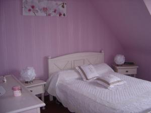 ein Schlafzimmer mit einem weißen Bett und zwei Nachttischen in der Unterkunft Chambres d'Hôtes Ty Mezad in Séné