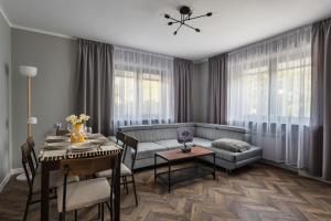 a living room with a couch and a table at Cetyna Retreat - Dom w Beskidzie Sądeckim, 8 osób, szlaki, cisza, EV in Rytro