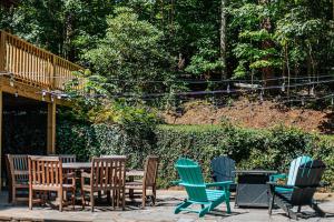 a group of chairs and a table and chairs sidx sidx sidx at Tucked Inn: Lower Unit in Nellysford