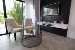 TV a/nebo společenská místnost v ubytování Pumeria Resort Phuket - SHA Plus