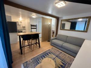 a living room with a couch and a table at Paris Expo Porte de Versailles Malakoff Appart 2 pièce in Malakoff