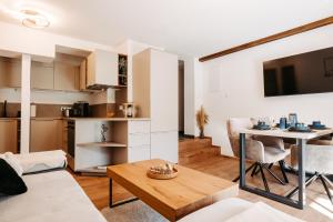 a living room with a table and a kitchen at Longaview in Weisspriach