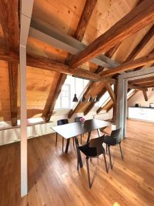 a dining room with a table and chairs at Platzl am Malteser in Amberg