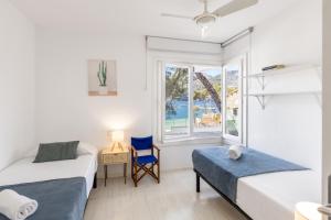 a bedroom with two beds and a window at Ancla 1 in Port d'Andratx