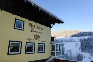 Nespecifikovaný výhled na hory nebo výhled na hory při pohledu z hotelu