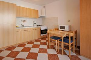 Kuchyň nebo kuchyňský kout v ubytování Apartments AVA