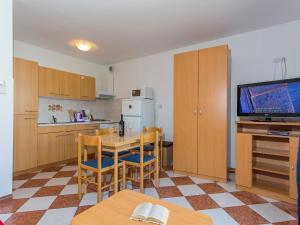 Kuchyň nebo kuchyňský kout v ubytování Apartments AVA