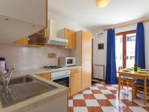 Kuchyň nebo kuchyňský kout v ubytování Apartments AVA