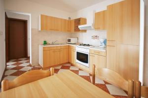 Kuchyň nebo kuchyňský kout v ubytování Apartments AVA