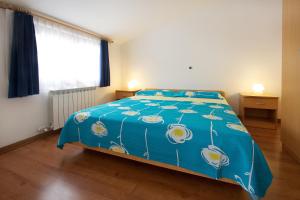 Un pat sau paturi într-o cameră la Apartments AVA