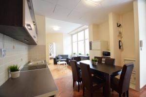 ブダペストにあるBudget Apartment by Hi5 - Fehérhajóのキッチン、リビングルーム(テーブル、椅子付)