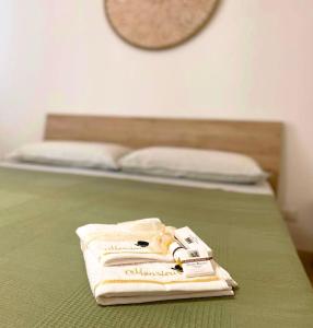 a pile of towels sitting on top of a bed at Somnium Vitae - Casa Vacanze in Montescaglioso