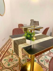 a room with tables and chairs and a rug at Somnium Vitae - Casa Vacanze in Montescaglioso
