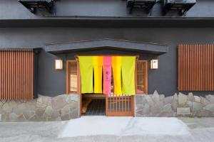 草津町にある草津温泉 お豆の小宿 花いんげんの黄色とピンクのカーテンが施された建物