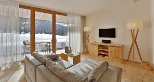 TV a/nebo společenská místnost v ubytování Relais & Châteaux IN LAIN Hotel Cadonau