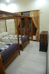 een slaapkamer met 2 stapelbedden in een kamer bij Aditya Homestay in Munduk
