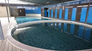 台東市的住宿－金樽大飯店，大楼内一个蓝色的大型游泳池