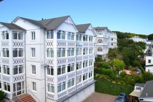 eine Luftansicht auf ein weißes Gebäude mit Balkonen in der Unterkunft Villa Seeblick - Apartment 408 in Sassnitz