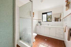 a bathroom with a shower and a toilet and a sink at Group stays for Friends Families Weddings and Events Walkable to Fremantle and attractions Super Spacious with garden and courtyard and balcony and parking for 2 cars Sleeps 6 3BD 3BR in Fremantle +13 photos