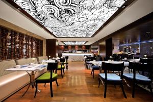 Crowne Plaza Dhaka Gulshan by IHG餐厅或其他用餐的地方