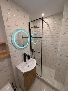 a bathroom with a sink and a mirror on the wall at Modern Panoramic View Apartament in Sighetu Marmaţiei +5 photos