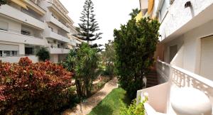 マルベーリャにあるCasa Marbesaのアパートメント バルコニー 木々と植物のある建物内