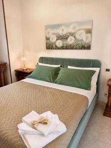 a bedroom with a bed with two towels on it at Lo Zio Vito in Porto San Giorgio