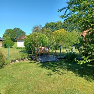 a backyard with a picnic table in the grass at Heideglück in Visselhövede