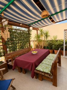 a table and benches in a patio with a table and sidx sidx at Lo Zio Vito in Porto San Giorgio