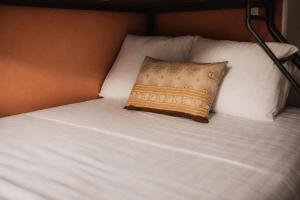 a pillow sitting on top of a bed at Hoeve Verdre - De Knechtenwoning in Heers