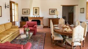 a living room with a couch and a table at Tenuta Lupinari in Bucine