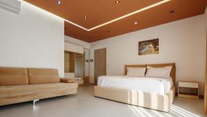 Llit o llits en una habitació de KRONOS Hotel Sarandë